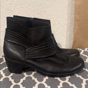 Clarks Bendables Black Leather Side Zipper Ankle Heeled Booties Women 11